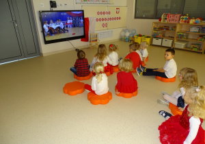 02 Dzieci siedzą przed tabletem i oglądają występ Kotków